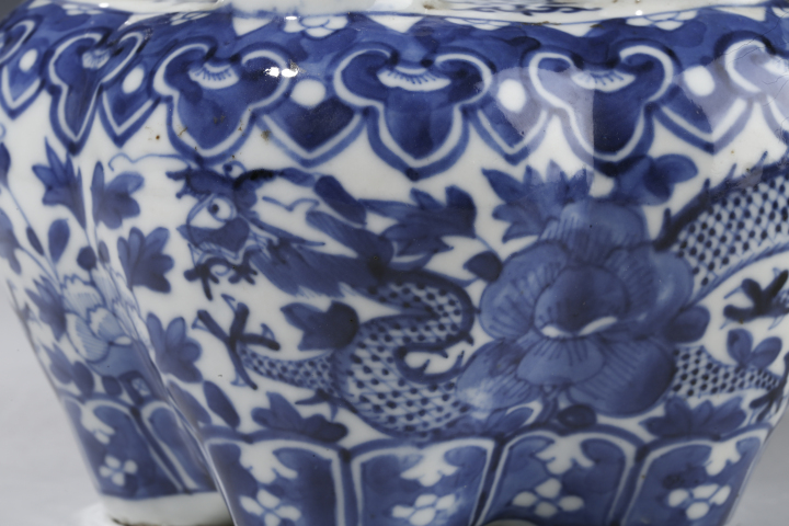 古玩陶瓷清中晚·青花穿花龍紋五孔瓶拍賣，當前價格12000元