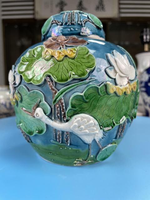 古玩陶瓷清晚期 極品素三彩堆塑一路連科紋蓋罐拍賣,當前價格5200元
