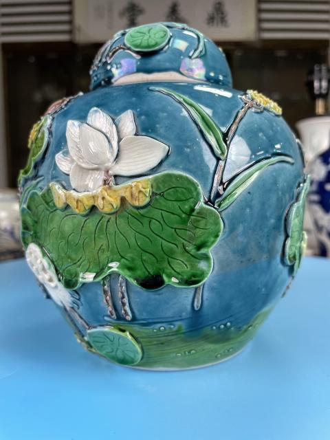 古玩陶瓷清晚期 極品素三彩堆塑一路連科紋蓋罐拍賣,當前價格5200元