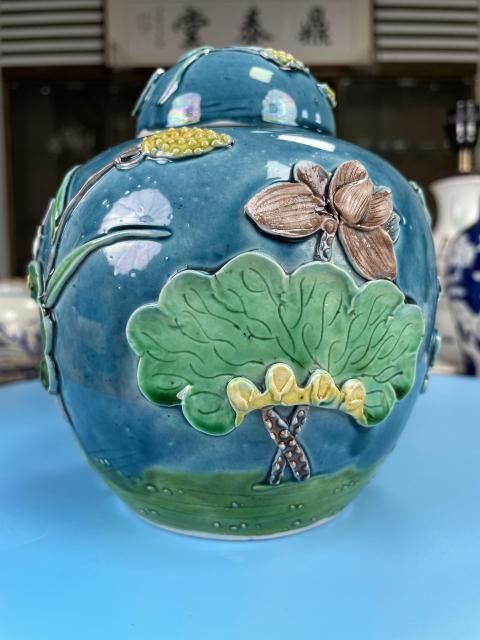 古玩陶瓷清晚期 極品素三彩堆塑一路連科紋蓋罐拍賣,當前價格5200元