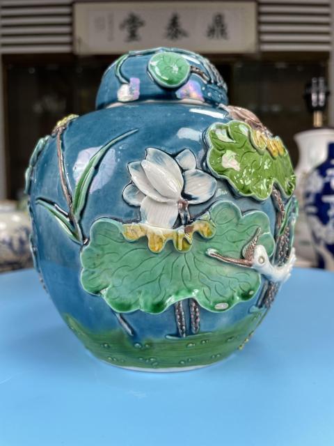 古玩陶瓷清晚期 極品素三彩堆塑一路連科紋蓋罐拍賣,當前價格5200元