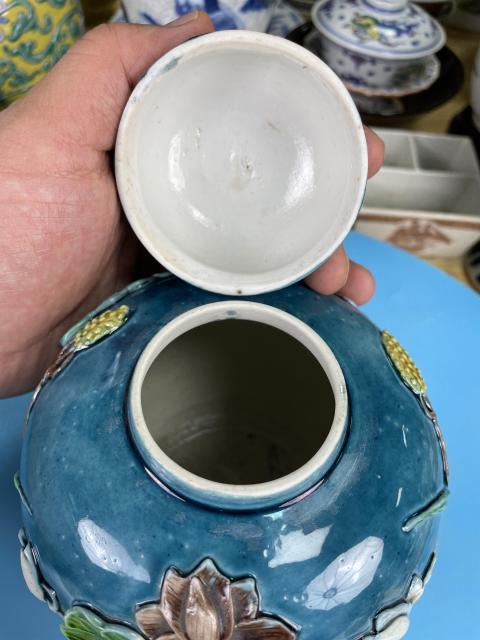 古玩陶瓷清晚期 極品素三彩堆塑一路連科紋蓋罐拍賣,當前價格5200元