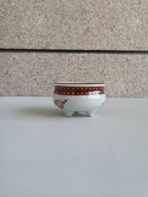 古玩陶瓷出口創匯期花卉紋彩繪三足香爐拍賣，當前價格198元