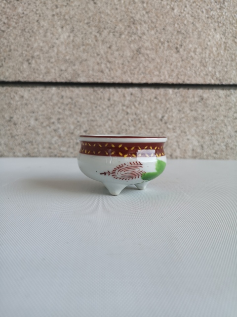 古玩陶瓷出口創匯期花卉紋彩繪三足香爐拍賣，當前價格198元