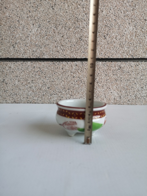 古玩陶瓷出口創匯期花卉紋彩繪三足香爐拍賣，當前價格198元