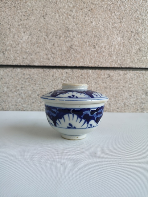古玩陶瓷出口創(chuàng)匯期青花加彩蓋碗拍賣,當前價格398元