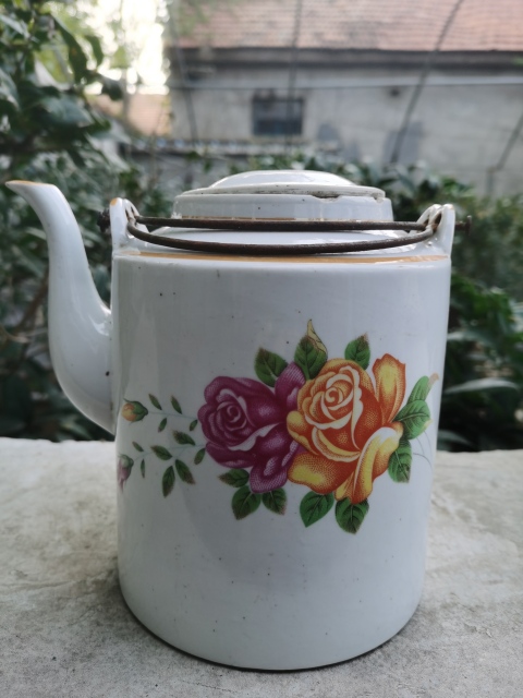 古玩陶瓷創(chuàng)匯花卉紋提梁壺拍賣,當前價格188元
