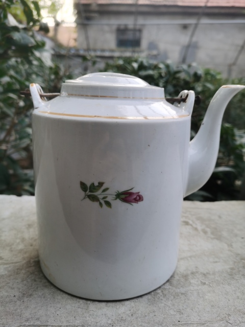 古玩陶瓷創(chuàng)匯花卉紋提梁壺拍賣,當前價格188元