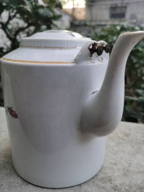 古玩陶瓷創(chuàng)匯花卉紋提梁壺拍賣,當前價格188元
