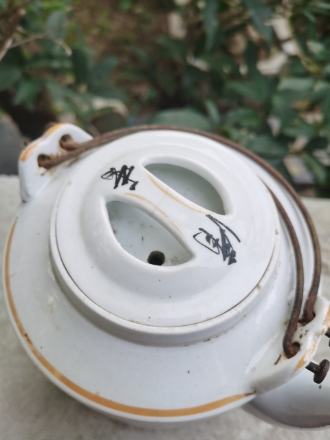 古玩陶瓷創(chuàng)匯花卉紋提梁壺拍賣,當前價格188元