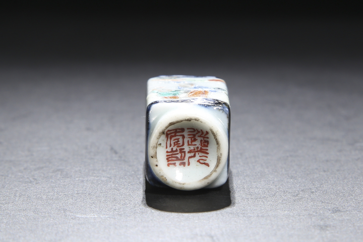 古玩陶瓷清道光·青花五彩人物故事紋四方鼻煙壺拍賣，當(dāng)前價格4000元