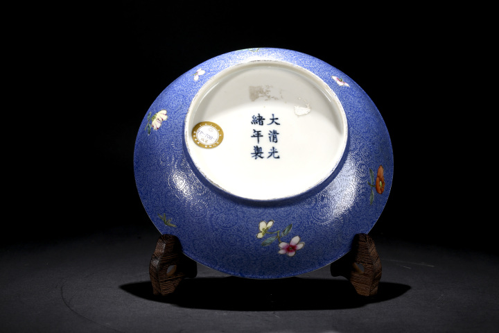 古玩陶瓷清光緒·藍地軋道粉彩十二季折枝花卉紋盤一對
真品鑒賞圖