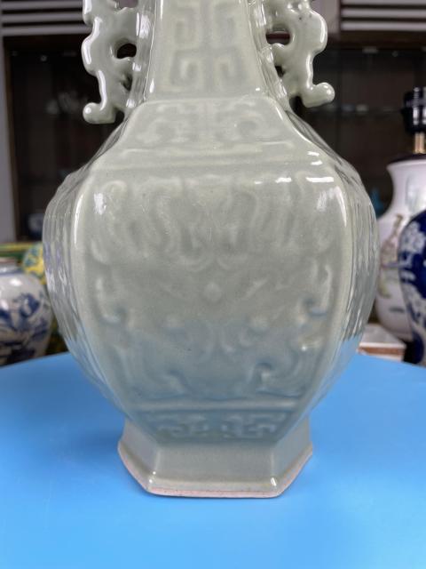 古玩陶瓷民國 精品冬青釉饕餮紋夔龍紋六方瓶拍賣,當前價格3600元