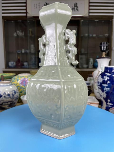古玩陶瓷民國 精品冬青釉饕餮紋夔龍紋六方瓶拍賣,當前價格3600元