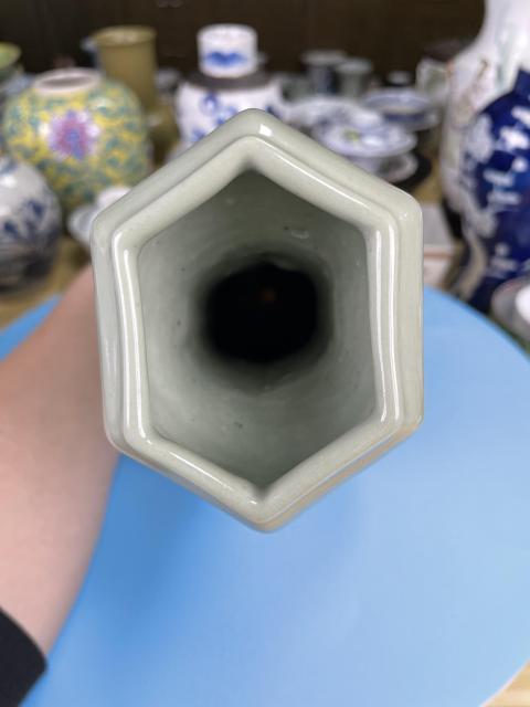 古玩陶瓷民國 精品冬青釉饕餮紋夔龍紋六方瓶拍賣,當前價格3600元