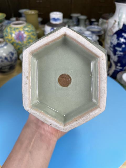 古玩陶瓷民國 精品冬青釉饕餮紋夔龍紋六方瓶拍賣,當前價格3600元
