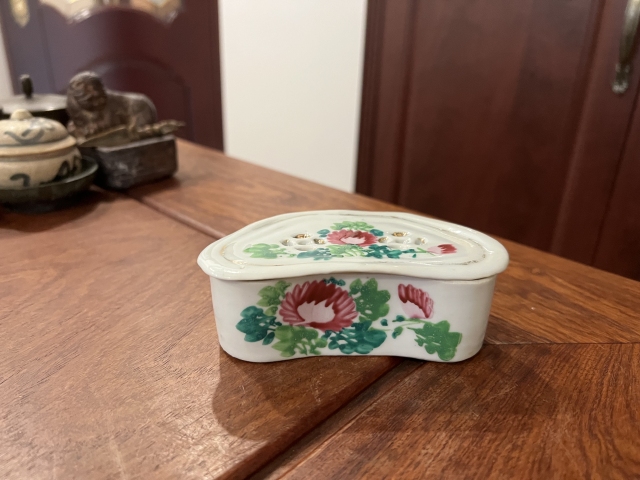 古玩陶瓷民國粉彩花卉紋皂盒拍賣，當前價格980元