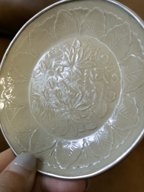 古玩陶瓷金?定窯模印蕉葉蓮紋盤（有鑒真卡）拍賣，當前價格23000元