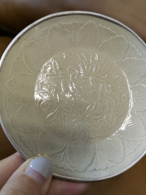 古玩陶瓷金?定窯模印蕉葉蓮紋盤（有鑒真卡）拍賣，當前價格23000元