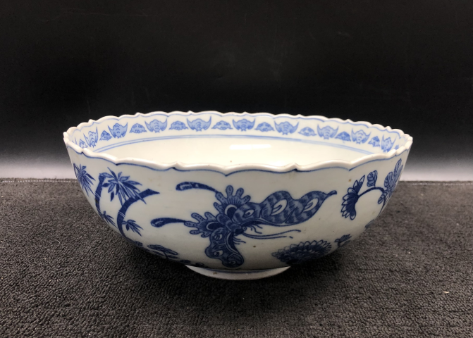 古玩陶瓷上世紀中期成士巖款花蝶紋青花碗拍賣，當(dāng)前價格500元