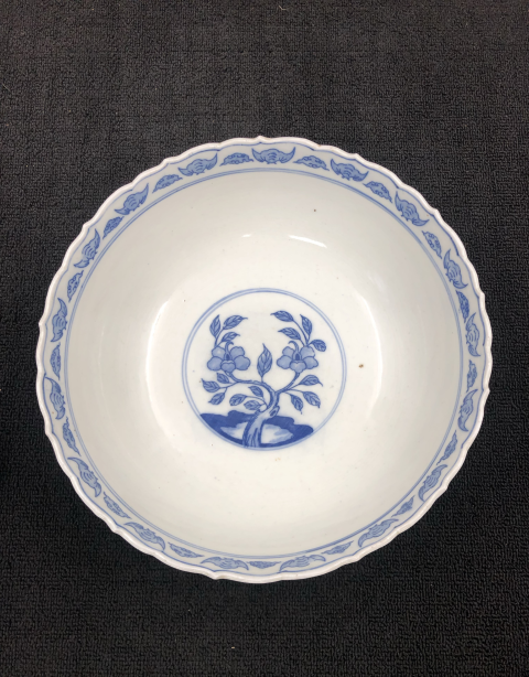 古玩陶瓷上世紀中期成士巖款花蝶紋青花碗拍賣，當(dāng)前價格500元