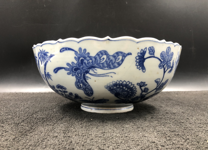 古玩陶瓷上世紀中期成士巖款花蝶紋青花碗拍賣，當(dāng)前價格500元