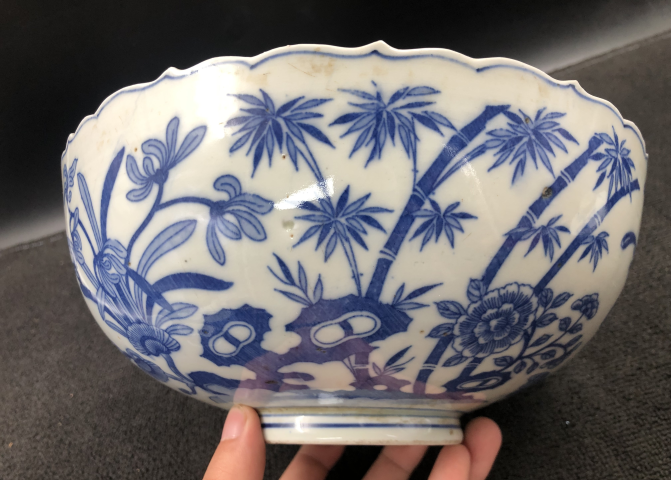 古玩陶瓷上世紀中期成士巖款花蝶紋青花碗拍賣，當(dāng)前價格500元