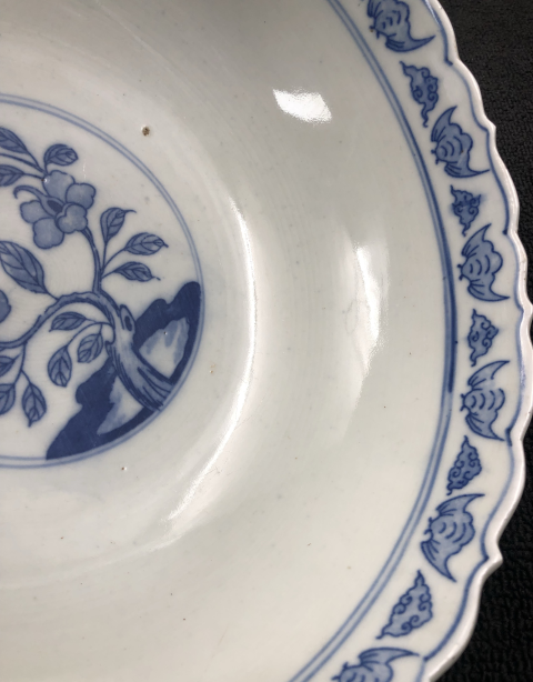 古玩陶瓷上世紀中期成士巖款花蝶紋青花碗拍賣，當(dāng)前價格500元