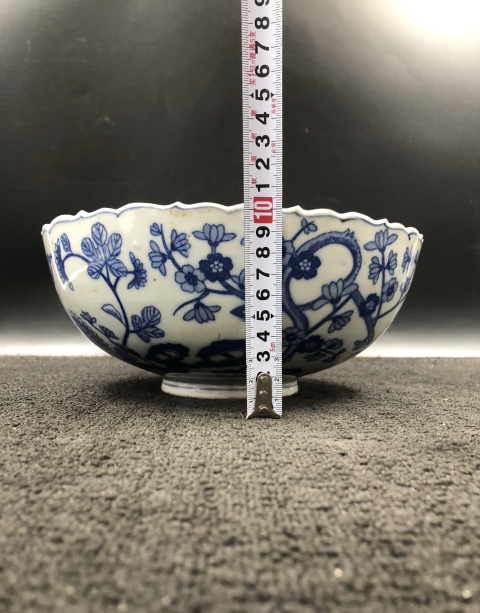 古玩陶瓷上世紀中期成士巖款花蝶紋青花碗拍賣，當(dāng)前價格500元