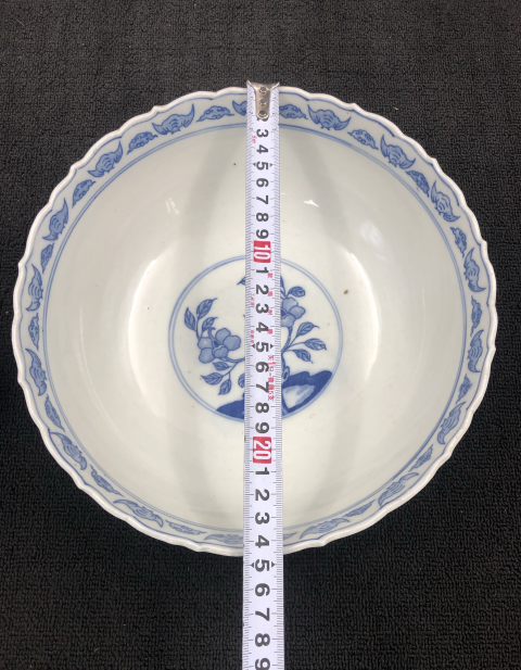 古玩陶瓷上世紀中期成士巖款花蝶紋青花碗拍賣，當(dāng)前價格500元