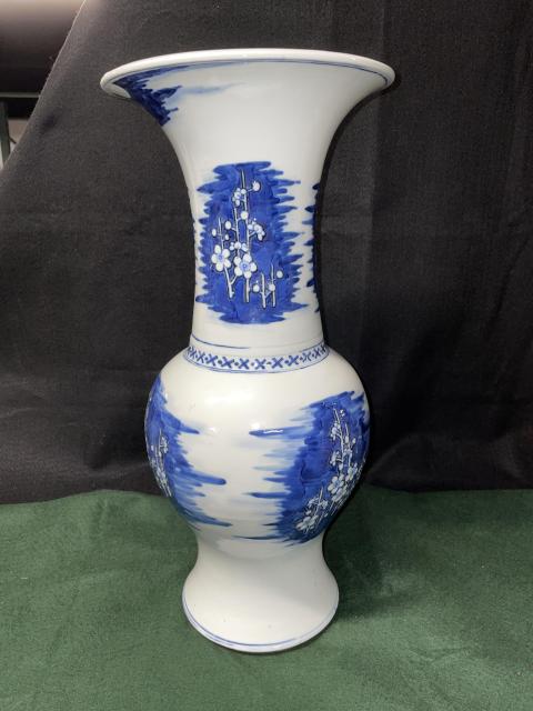 古玩陶瓷清代康熙青花留白梅紋鳳尾尊拍賣，當前價格15000元