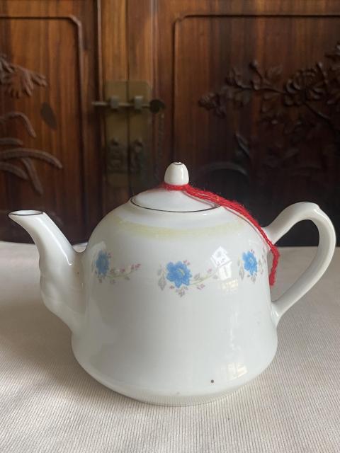 古玩陶瓷八十年代執(zhí)壺拍賣(mài),當(dāng)前價(jià)格160元