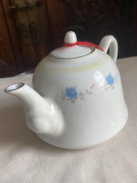 古玩陶瓷八十年代執(zhí)壺拍賣(mài),當(dāng)前價(jià)格160元