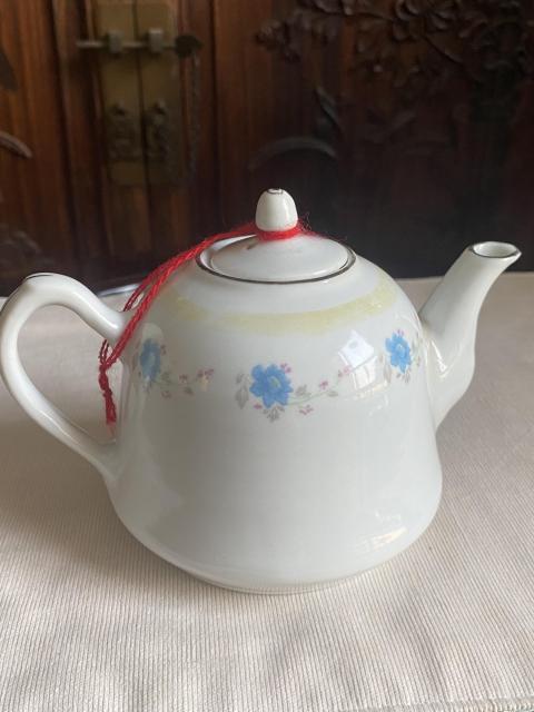 古玩陶瓷八十年代執(zhí)壺拍賣(mài),當(dāng)前價(jià)格160元