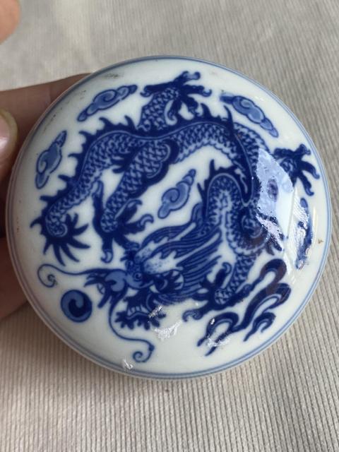 古玩陶瓷上世紀(jì)晚期龍紋青花印泥盒拍賣,當(dāng)前價格188元