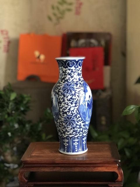 中国　 大清康熙年製 青花 　大花瓶 　高さ約５４センチ　花草人物仙人老女唐人 中国 大清康熙年製 青花 大花瓶 高さ約54センチ 花草人物仙人
