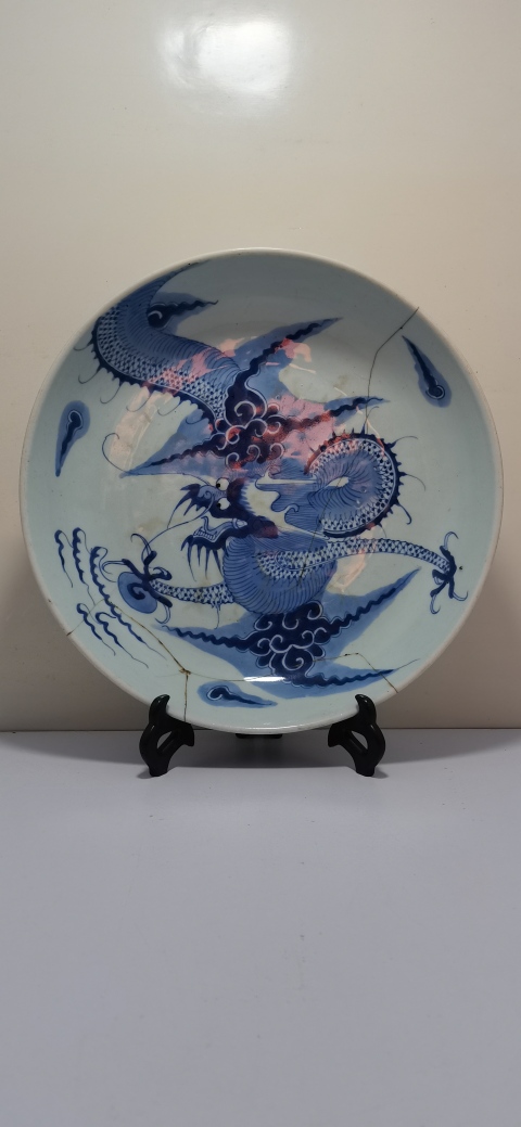 古玩陶瓷清代雍正至乾隆過墻龍紋青花盤拍賣,當(dāng)前價(jià)格2800元