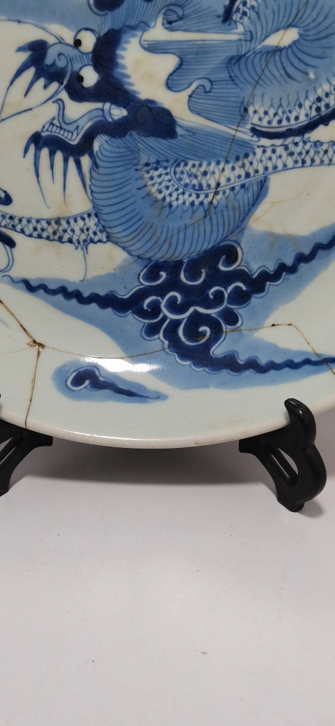 古玩陶瓷清代雍正至乾隆過墻龍紋青花盤拍賣,當(dāng)前價(jià)格2800元