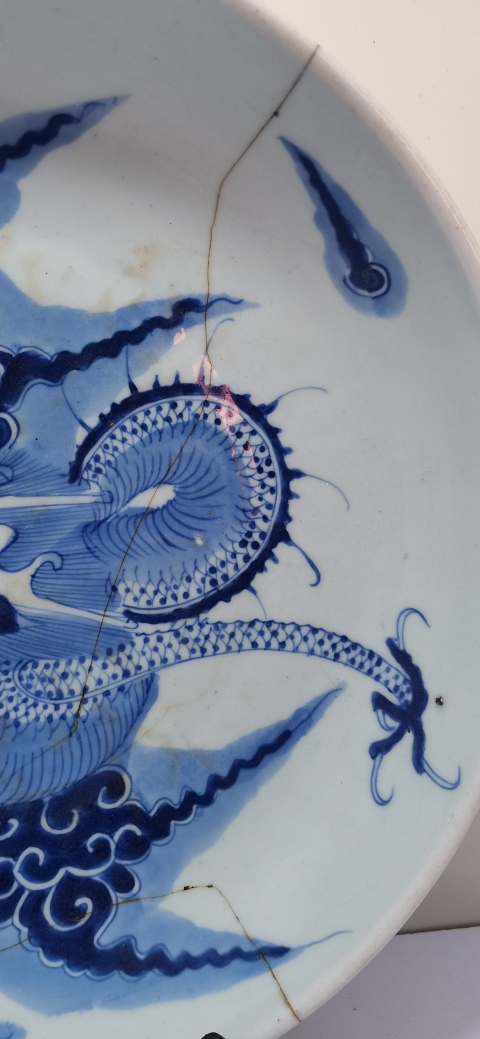 古玩陶瓷清代雍正至乾隆過墻龍紋青花盤拍賣,當(dāng)前價(jià)格2800元