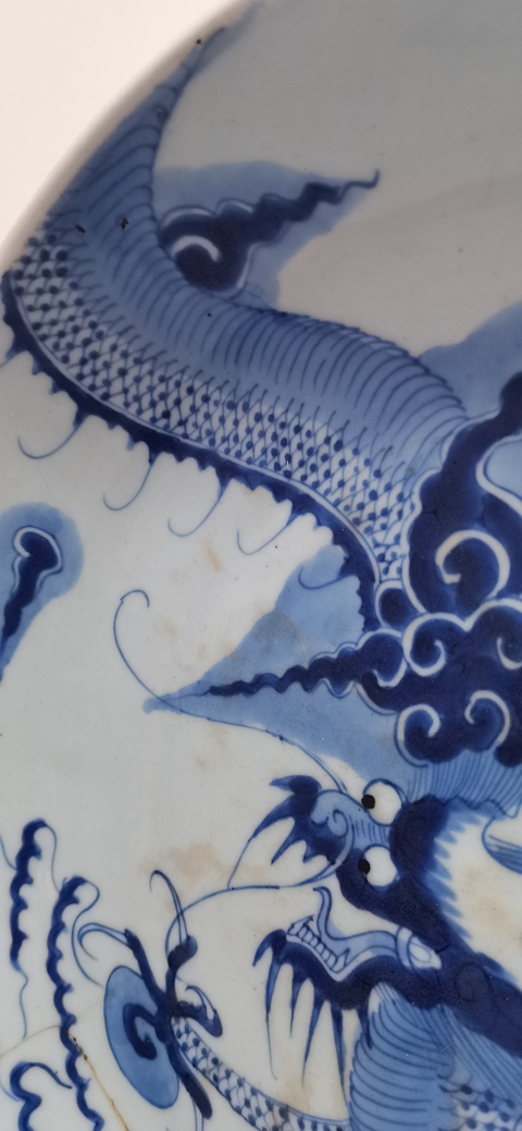 古玩陶瓷清代雍正至乾隆過墻龍紋青花盤拍賣,當(dāng)前價(jià)格2800元