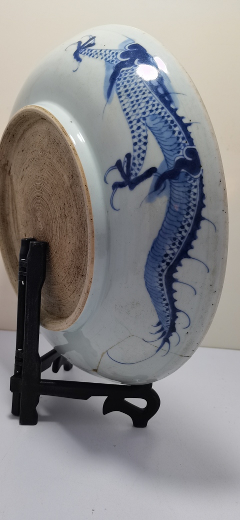 古玩陶瓷清代雍正至乾隆過墻龍紋青花盤拍賣,當(dāng)前價(jià)格2800元