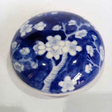 古玩陶瓷六十至八十年代青花留白梅紋印泥盒拍賣,當前價格0元
