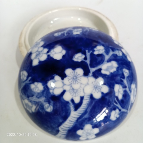 古玩陶瓷六十至八十年代青花留白梅紋印泥盒拍賣,當前價格0元