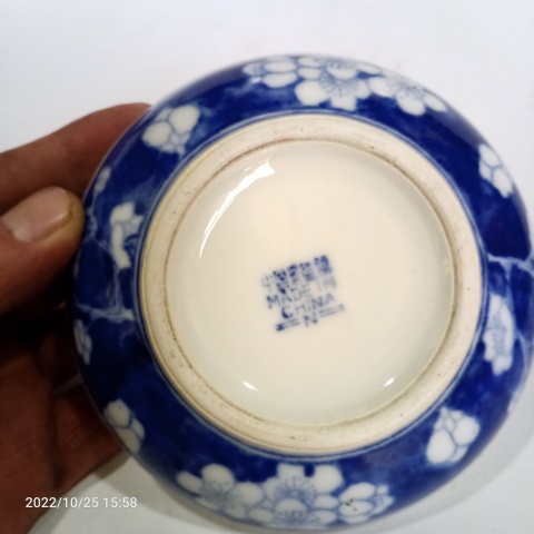 古玩陶瓷六十至八十年代青花留白梅紋印泥盒拍賣,當前價格0元