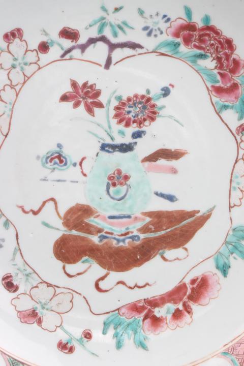 古玩陶瓷【6909】清雍正  粉彩博古圖蝶戀花紋盤拍賣，當前價格5980元
