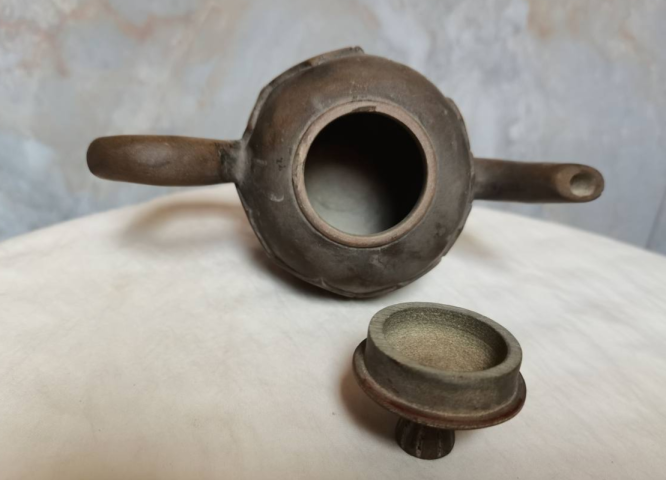 古玩雜項蓮瓣紋澄泥石雕老茶壺拍賣,當前價格3600元