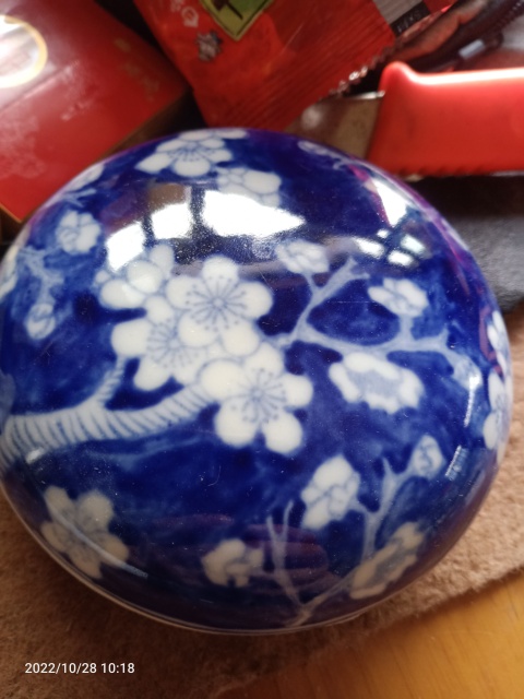 古玩陶瓷六十至八十年代青花留白梅紋印泥盒拍賣,當前價格0元
