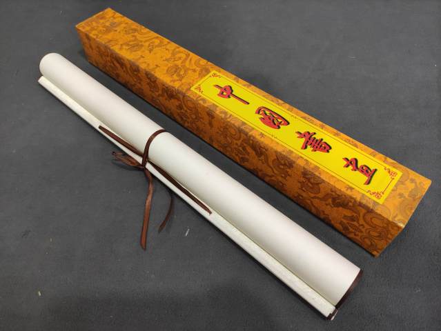 古玩字畫有合影贈禮盒中國硬筆書法協會會員，廣西書法家協會會員真跡書法佳作卷軸裝裱贈送禮盒拍賣，當前價格699元