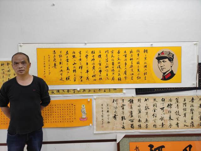 古玩字畫有合影贈禮盒中國硬筆書法協會會員，廣西書法家協會會員真跡書法佳作卷軸裝裱贈送禮盒拍賣，當前價格699元