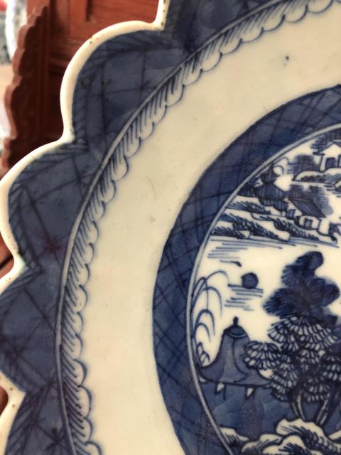 古玩陶瓷清代中期樓臺亭閣山水紋青花花口盤拍賣，當前價格2500元